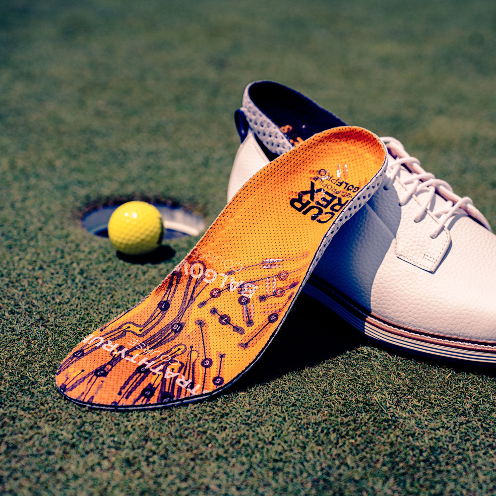 Medium profile CURREX GOLFPRO insoles sitting on golf shoe next to golf ball #1-wahle-dein-profil_med